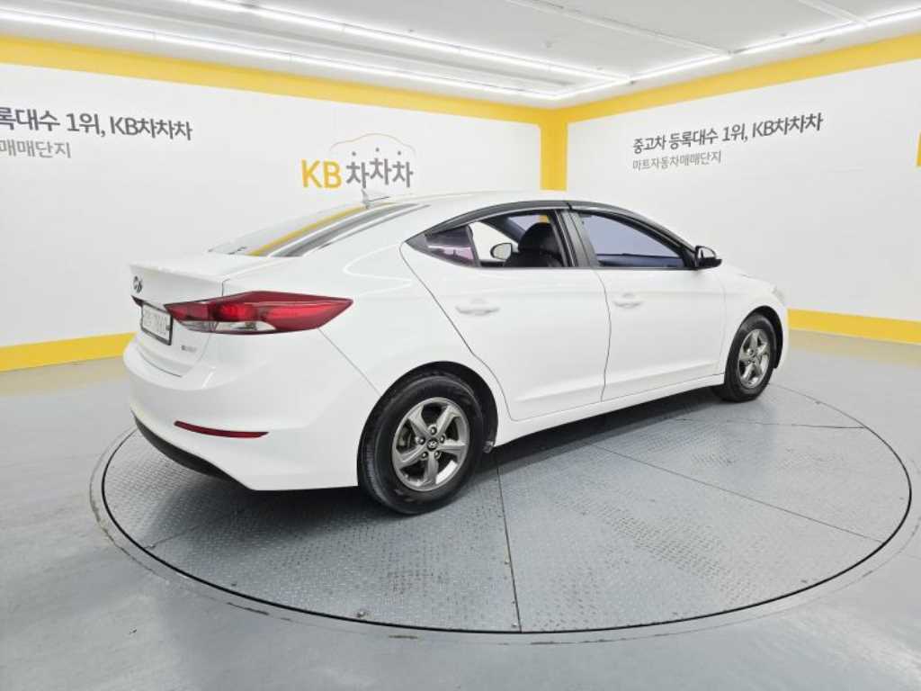 HYUNDAI Avante - Vista 4