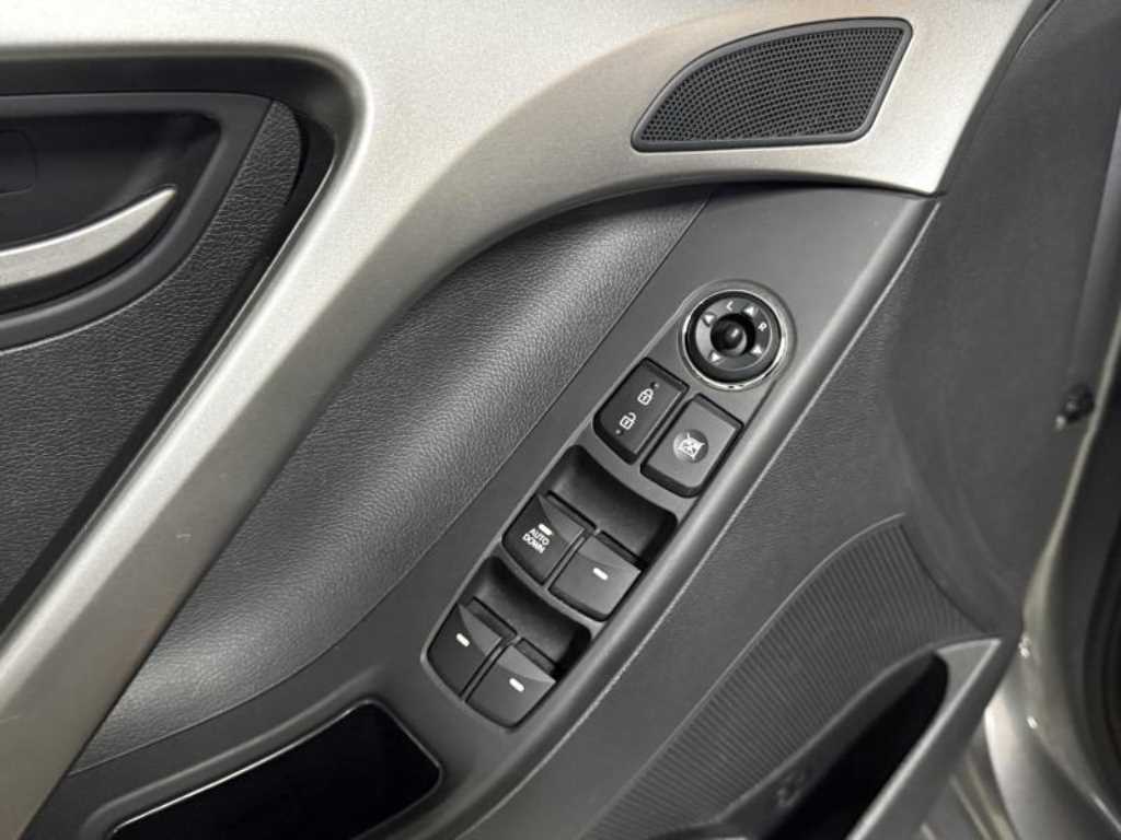 HYUNDAI Avante - Vista 6