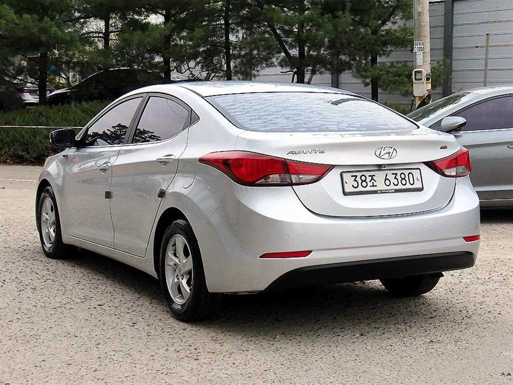 HYUNDAI Avante - Vista 3