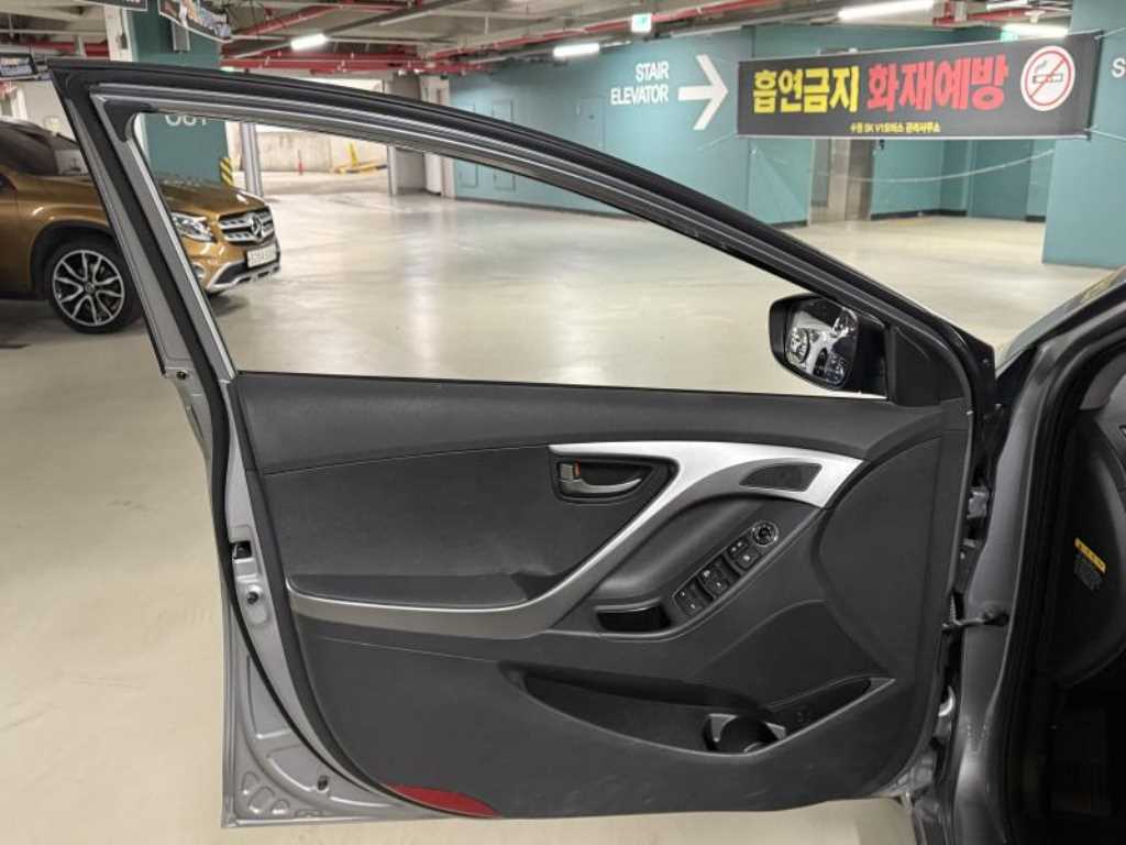 HYUNDAI Avante - Vista 5