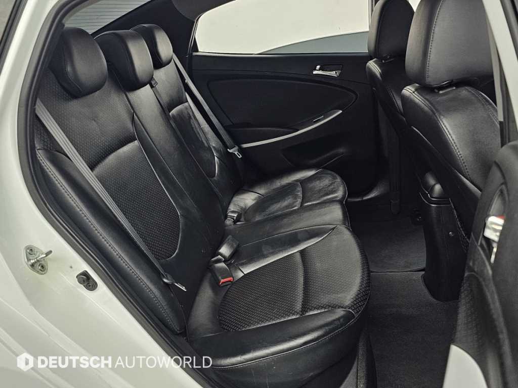 HYUNDAI Accent - Vista 12