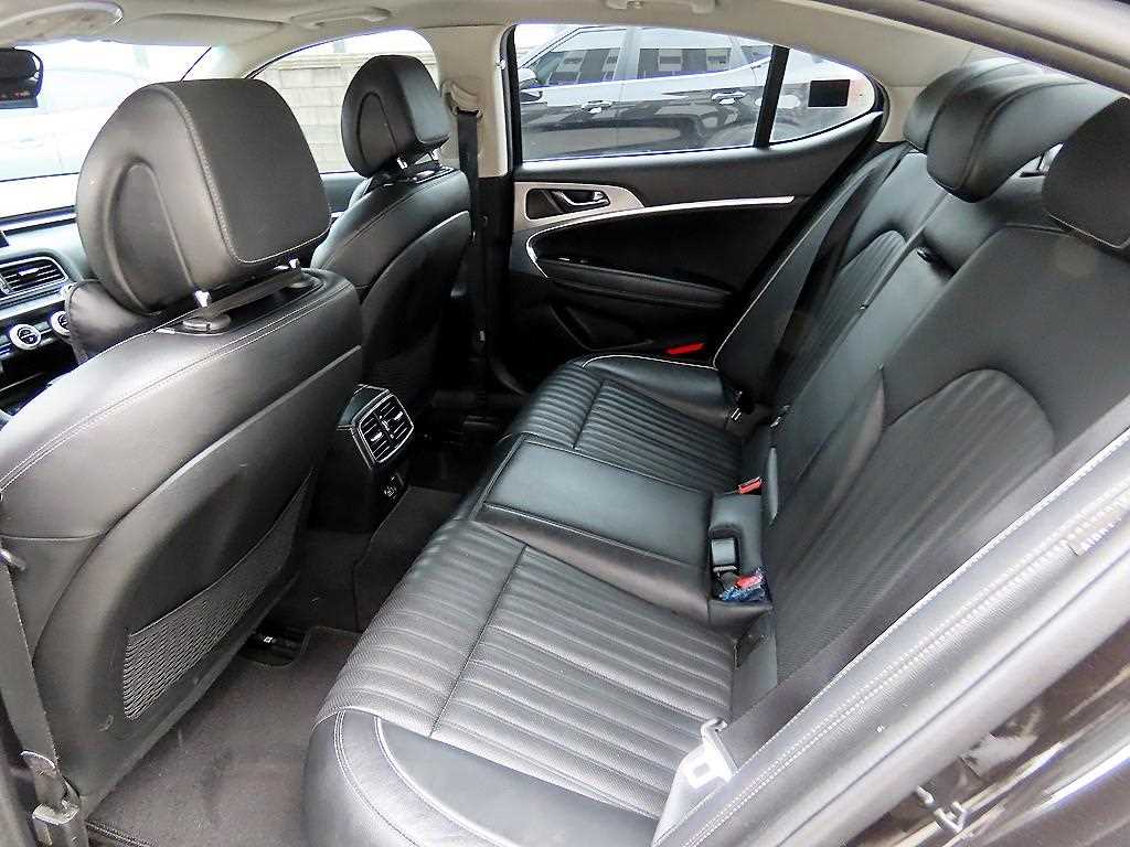 Genesis G70 - Vista 6