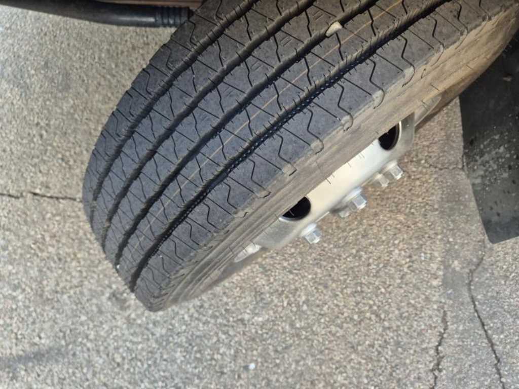 medium and large cargo truck - Vista 9