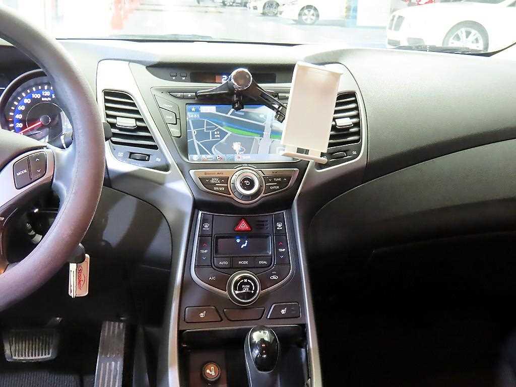 HYUNDAI Avante - Vista 11