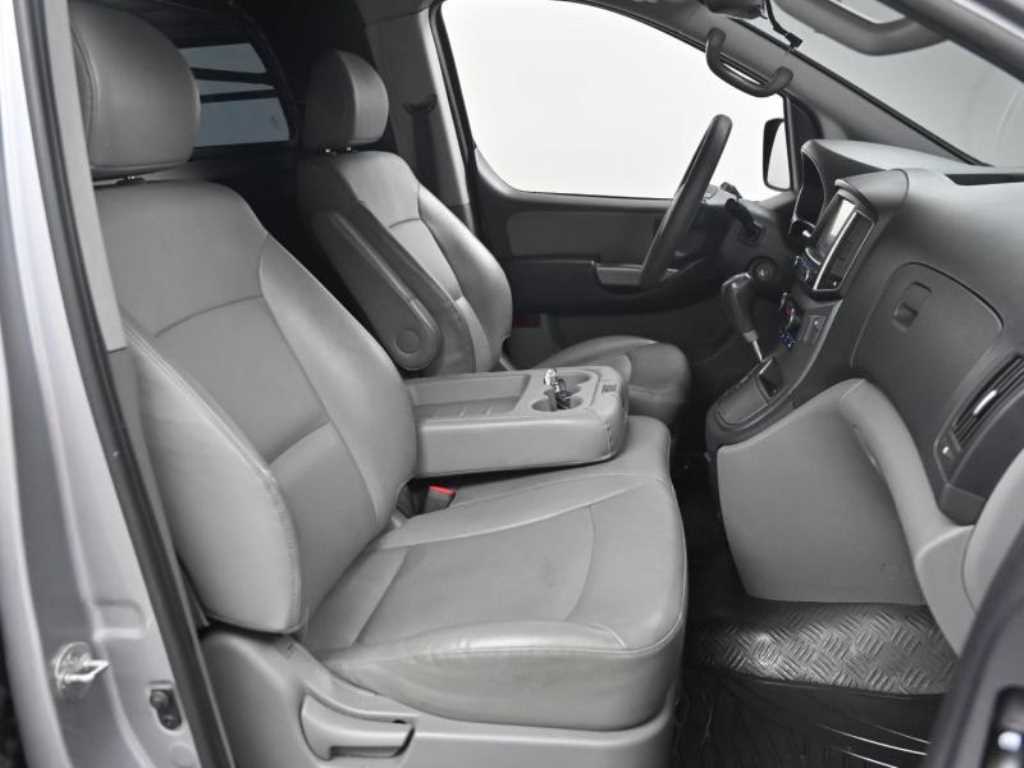 HYUNDAI Starex - Vista 10