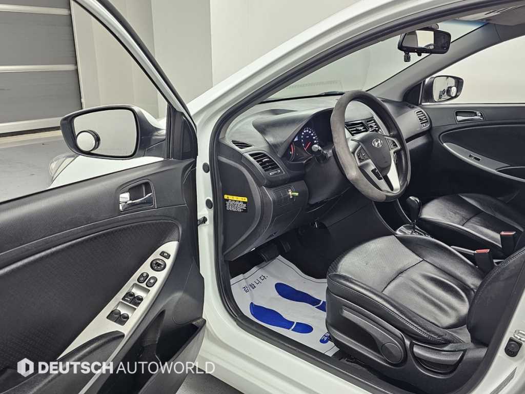 HYUNDAI Accent - Vista 11