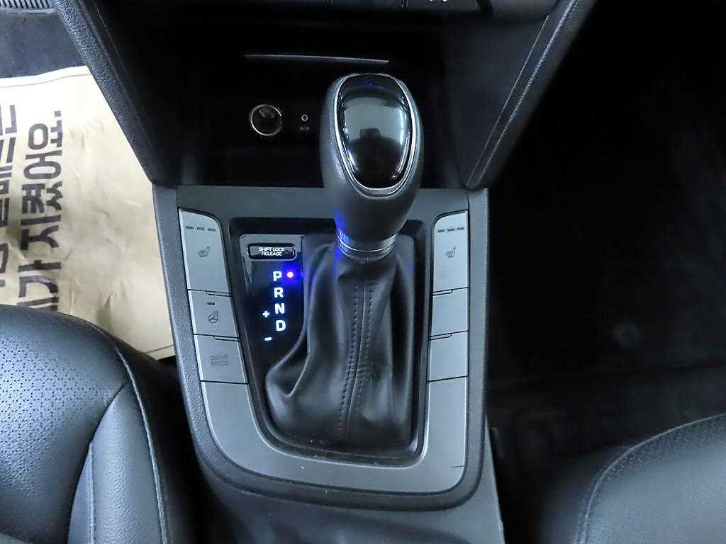 HYUNDAI Avante - Vista 10