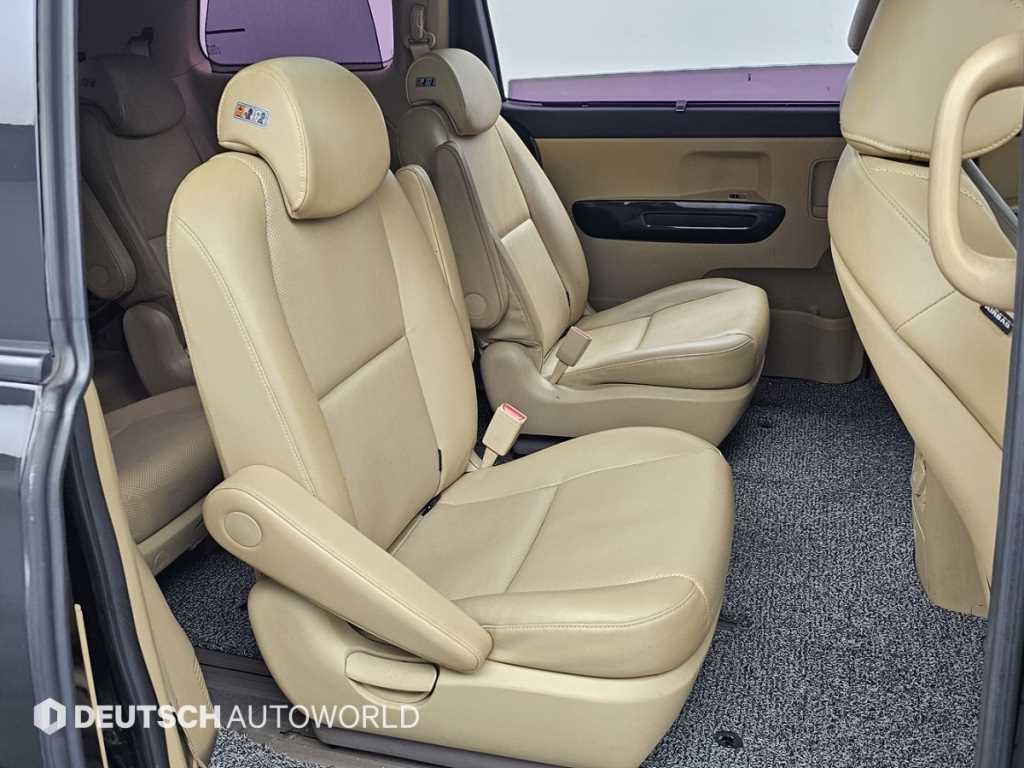 KIA Carnival - Vista 12