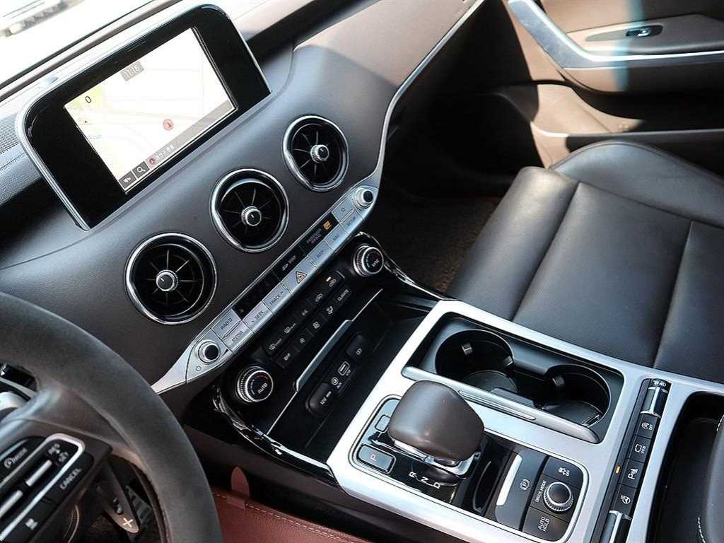 KIA Stinger - Vista 10