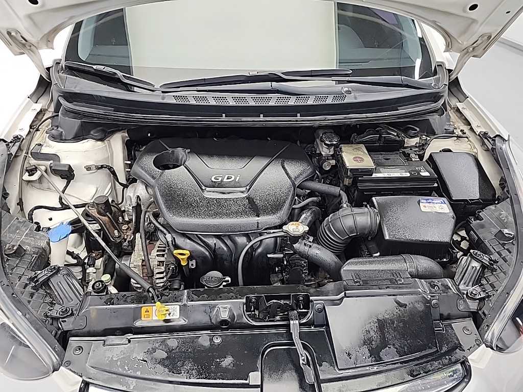 HYUNDAI Avante - Vista 5