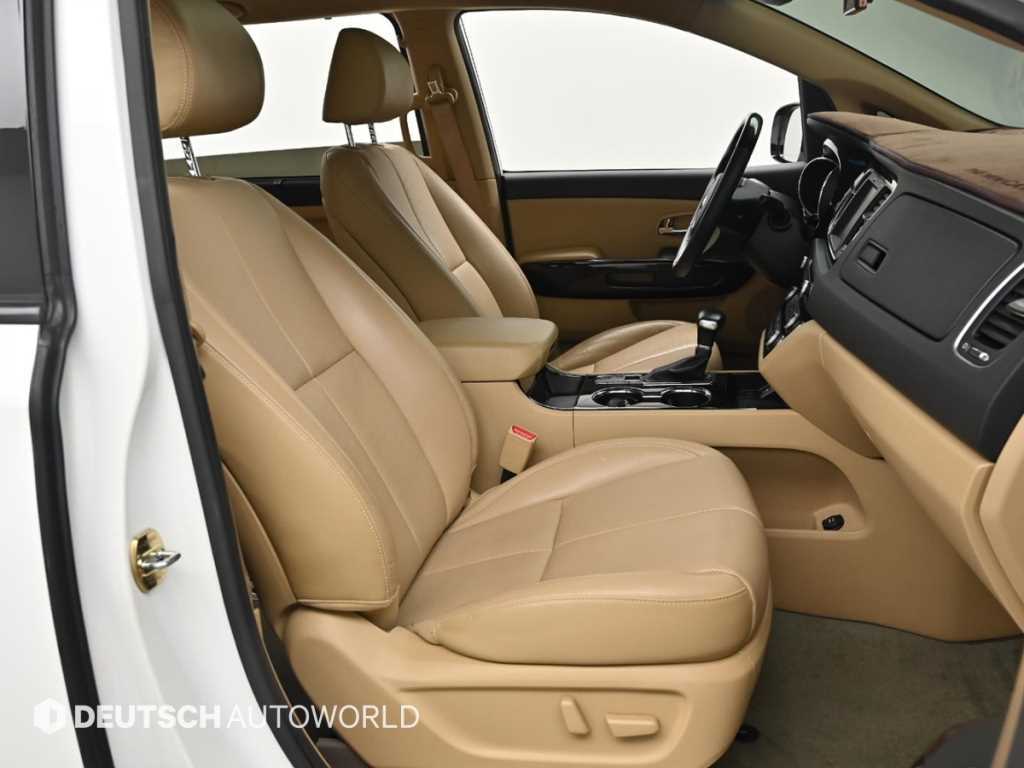 KIA Carnival - Vista 11