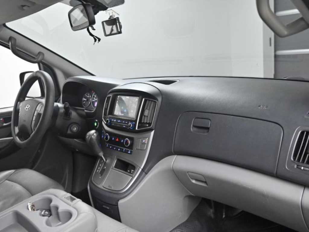 HYUNDAI Starex - Vista 8