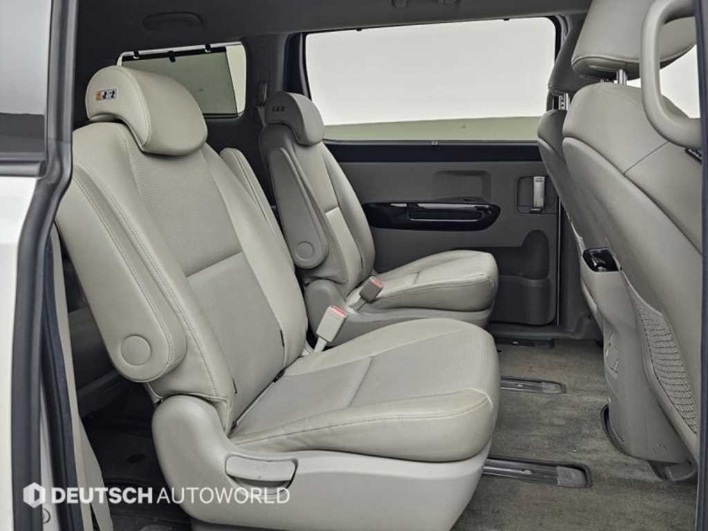 KIA Carnival - Vista 12
