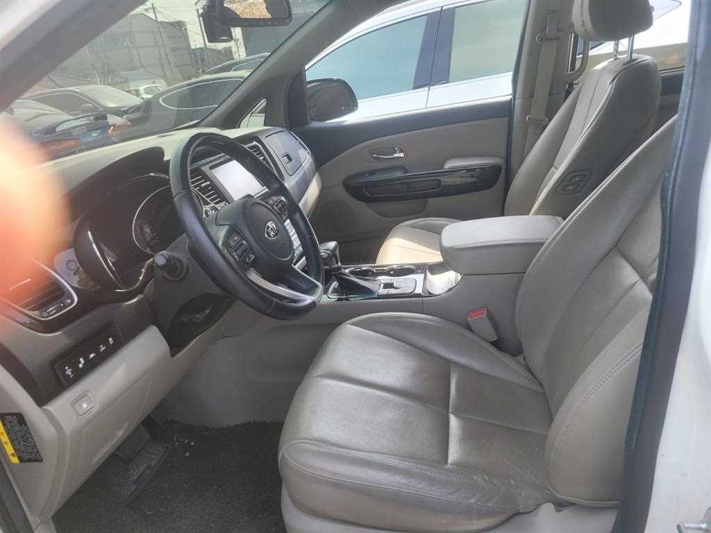 KIA Carnival - Vista 4