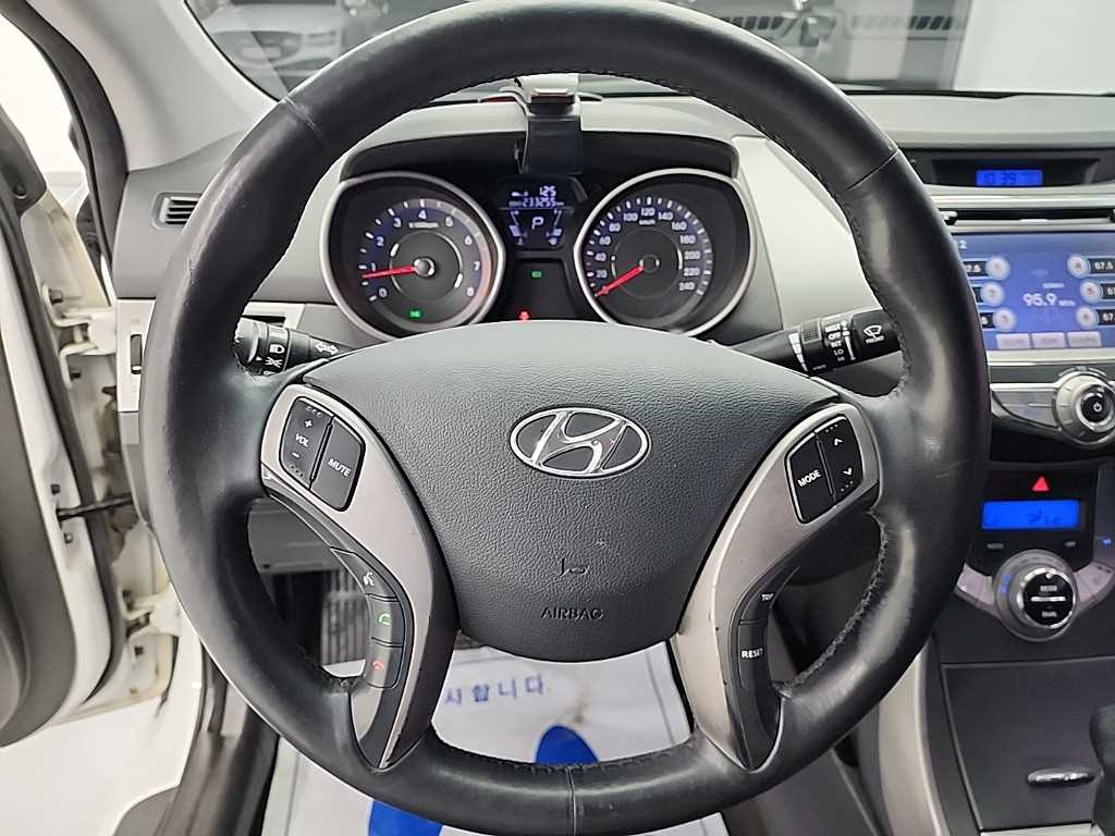 HYUNDAI Avante - Vista 9