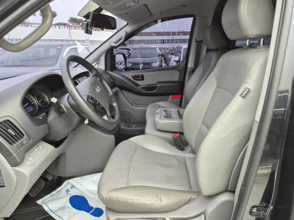 HYUNDAI Starex - Vista 7