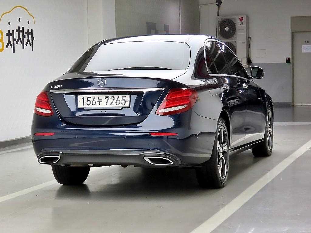 Mercedes Benz E class - Vista 4