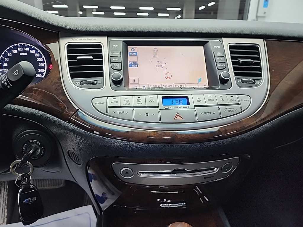 HYUNDAI Genesis - Vista 10