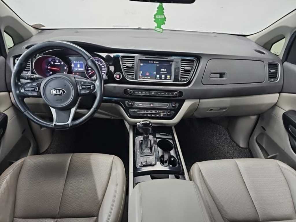 KIA Carnival - Vista 5