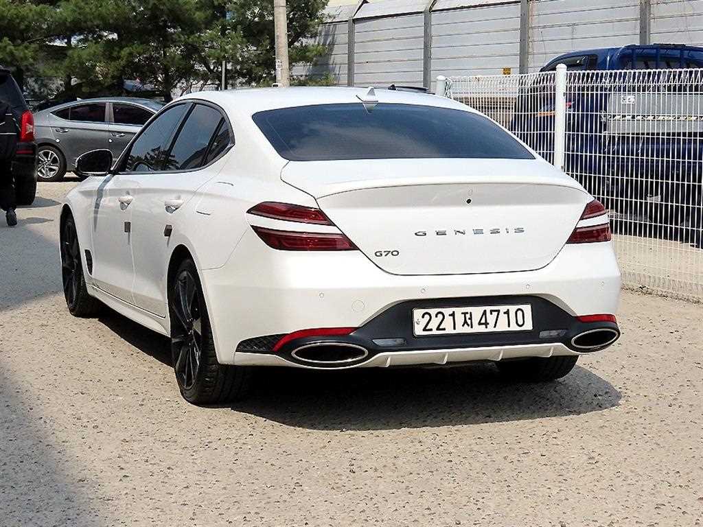 Genesis G70 - Vista 3