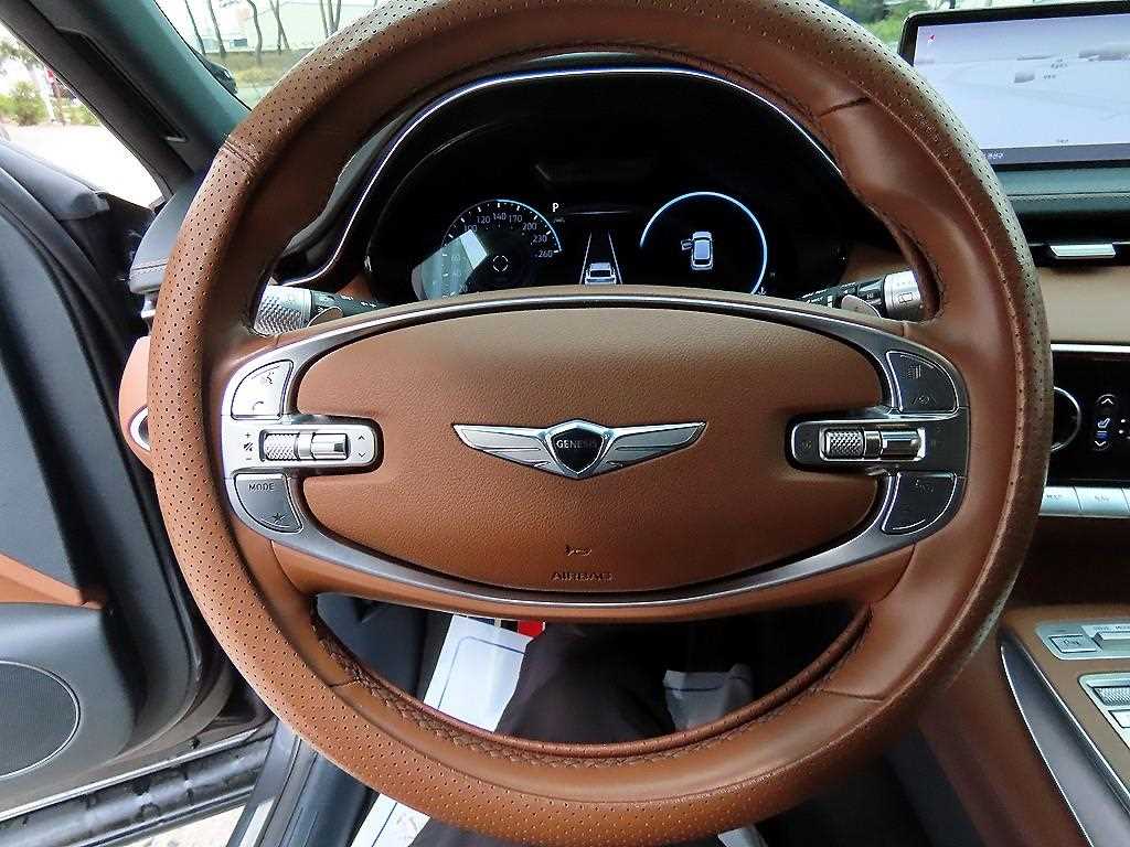 Genesis GV70 - Vista 8