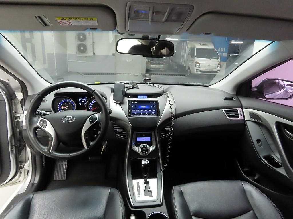 HYUNDAI Avante - Vista 7