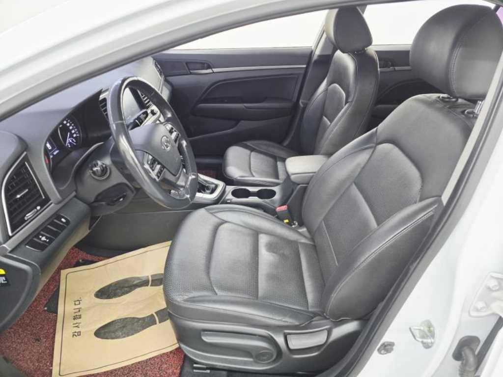 HYUNDAI Avante - Vista 9