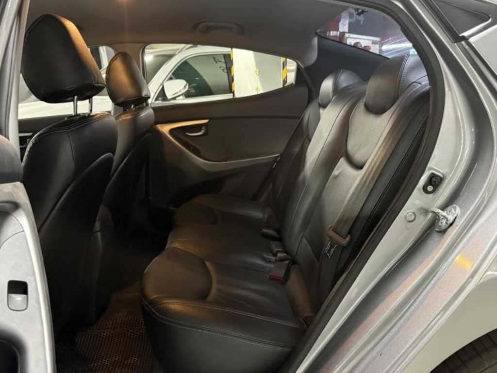 HYUNDAI Avante - Vista 12