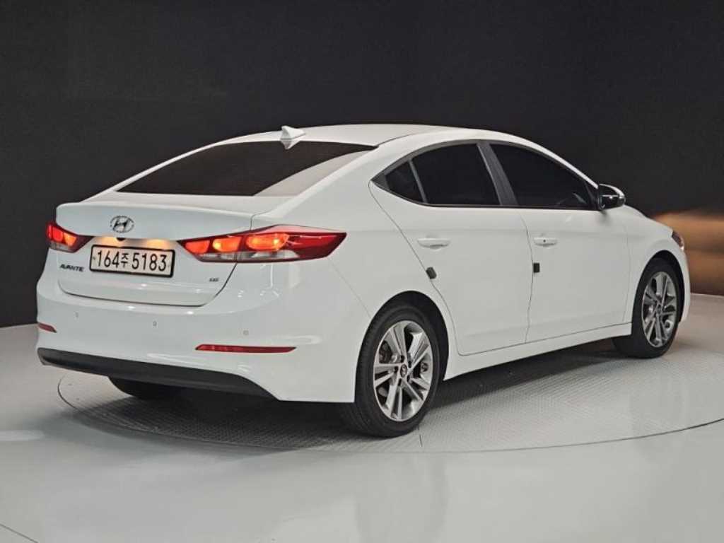 HYUNDAI Avante - Vista 4