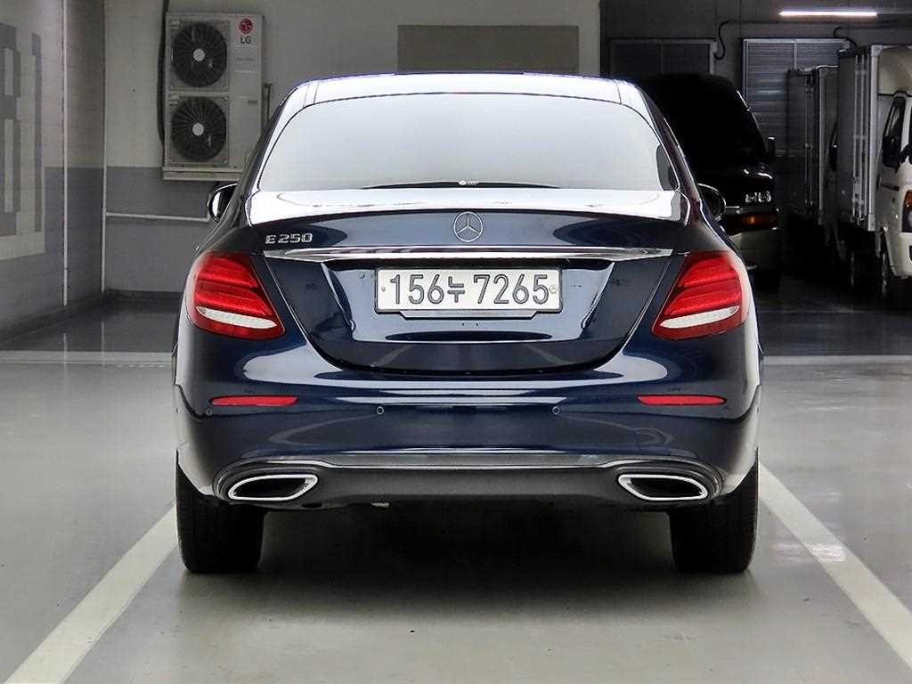 Mercedes Benz E class - Vista 3