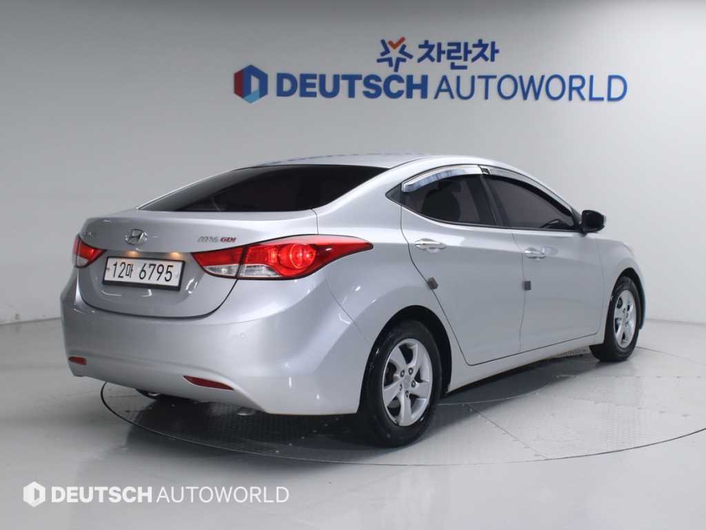 HYUNDAI Avante - Vista 2