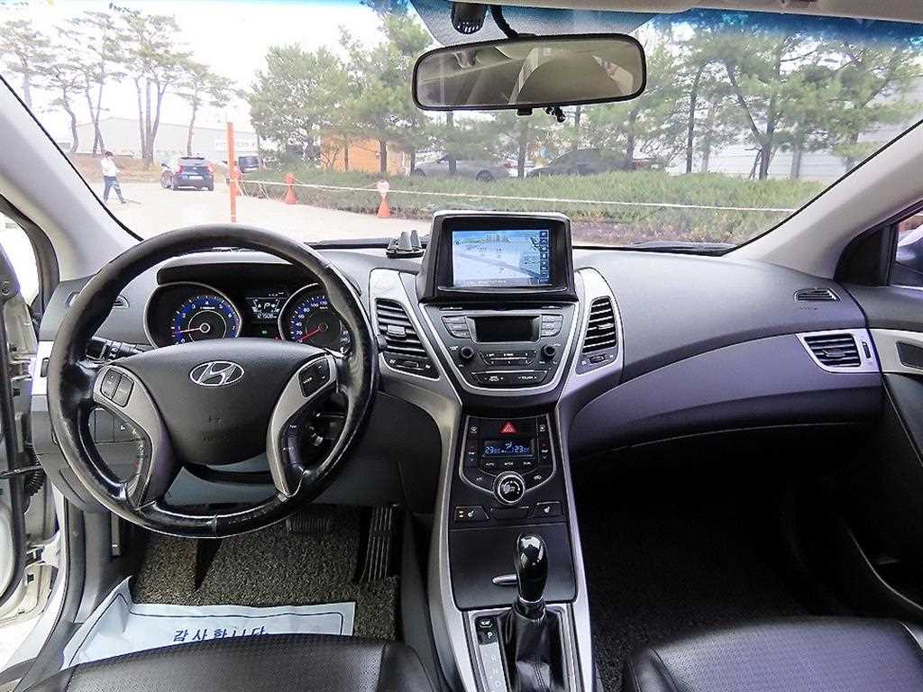 HYUNDAI Avante - Vista 7