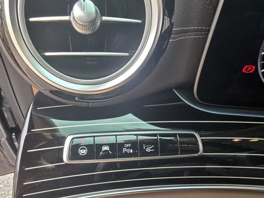 Mercedes Benz E class - Vista 8