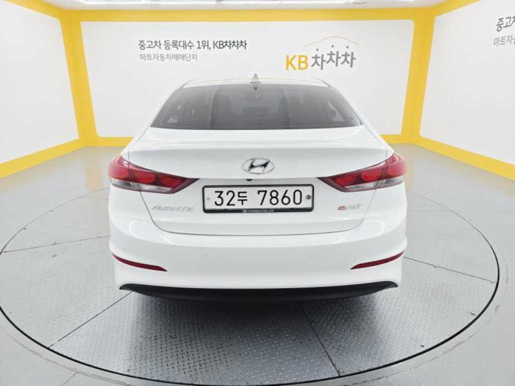 HYUNDAI Avante - Vista 5