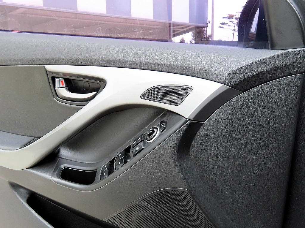 HYUNDAI Avante - Vista 12