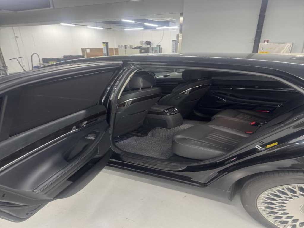 Genesis G90 - Vista 12