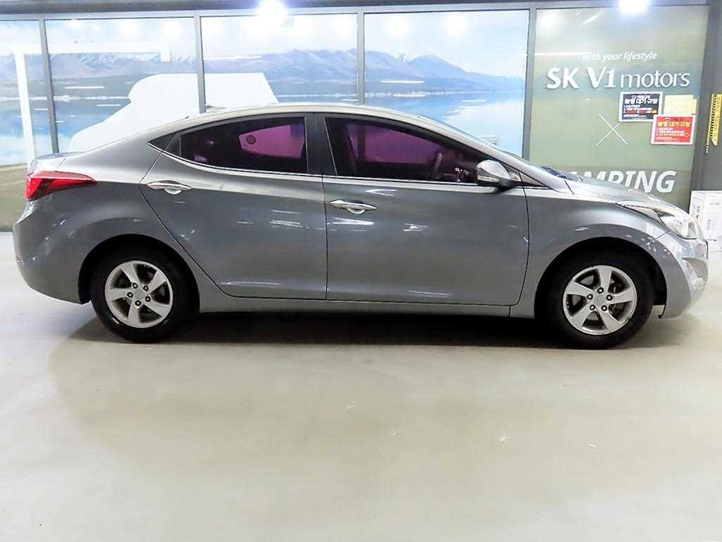 HYUNDAI Avante - Vista 3