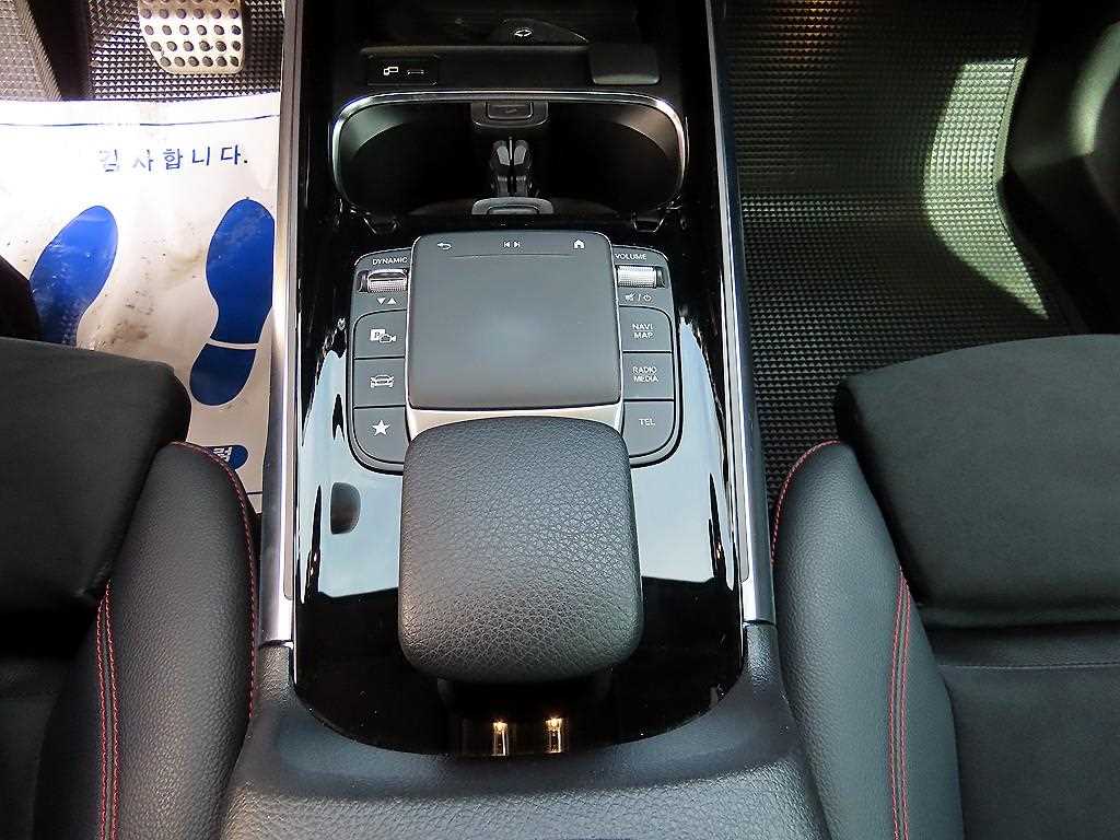 Mercedes Benz GLB Class - Vista 12