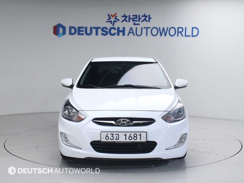 HYUNDAI Accent - Vista 3