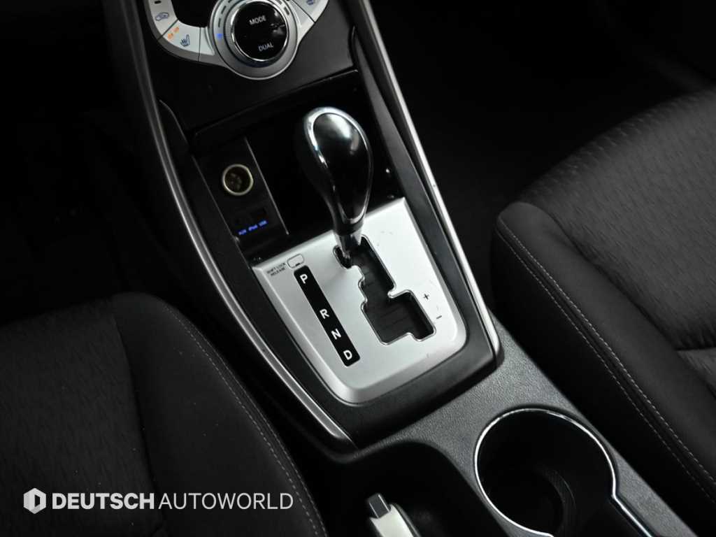 HYUNDAI Avante - Vista 9