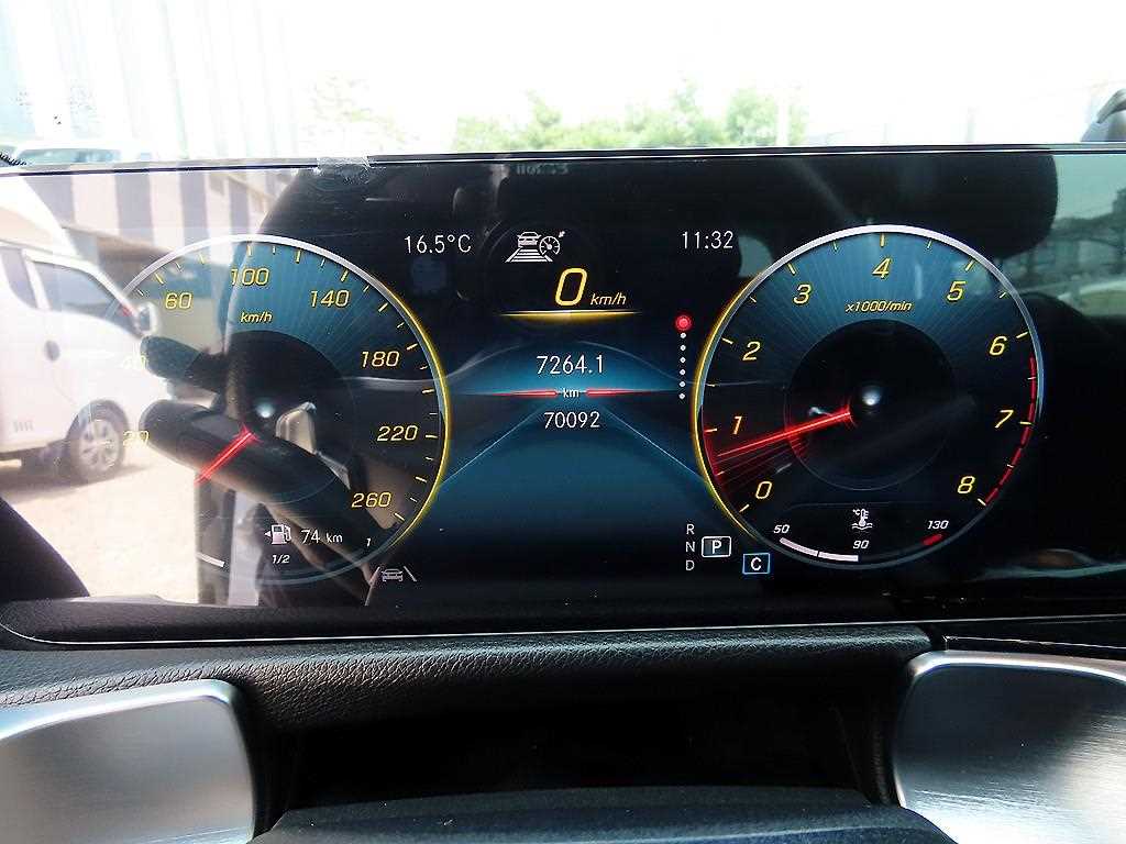 Mercedes Benz GLB Class - Vista 9