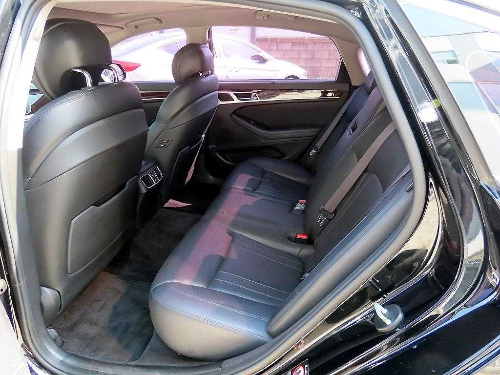 HYUNDAI Genesis - Vista 6