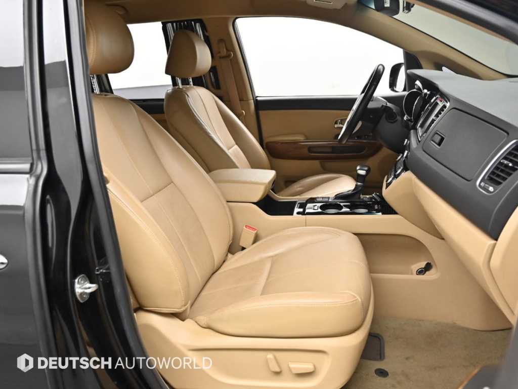 KIA Carnival - Vista 10