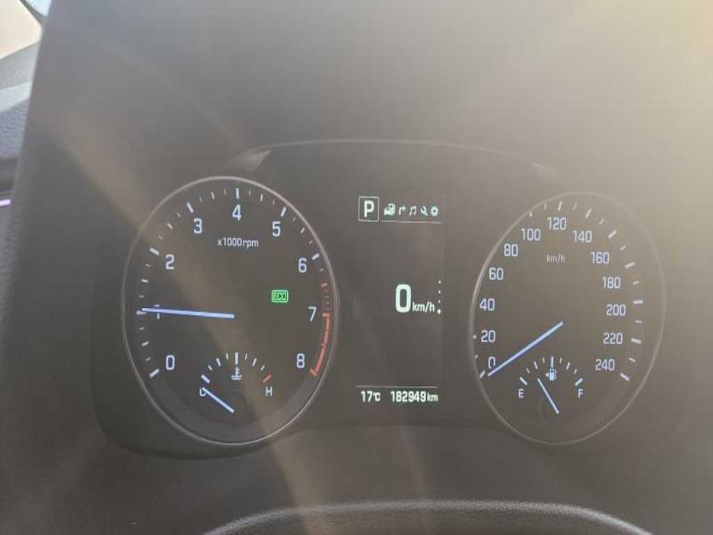 HYUNDAI Avante - Vista 9