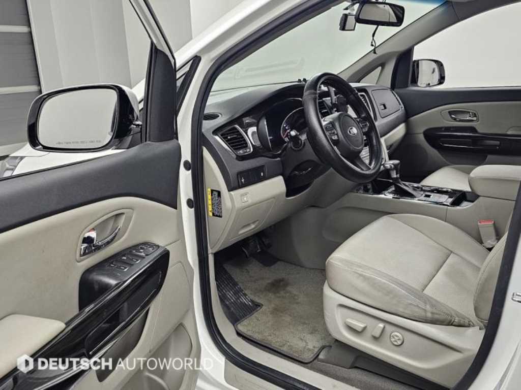 KIA Carnival - Vista 11