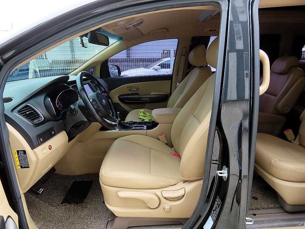 KIA Carnival - Vista 5