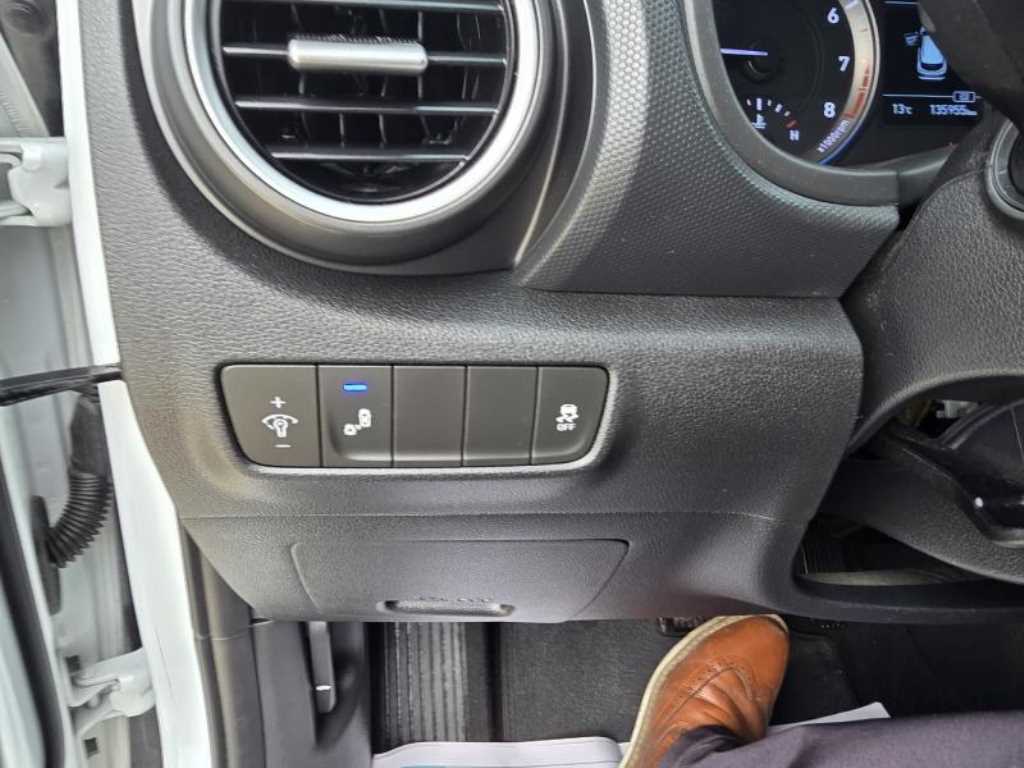 HYUNDAI Kona - Vista 12