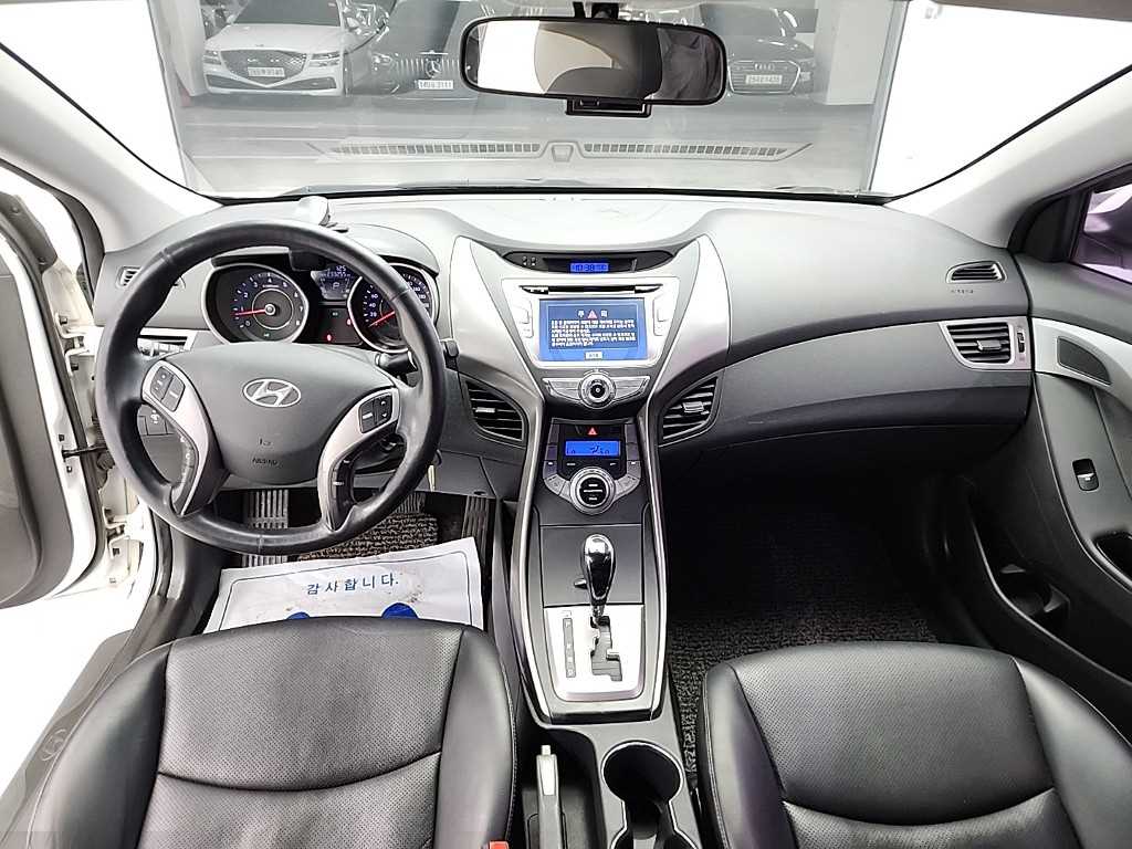 HYUNDAI Avante - Vista 7