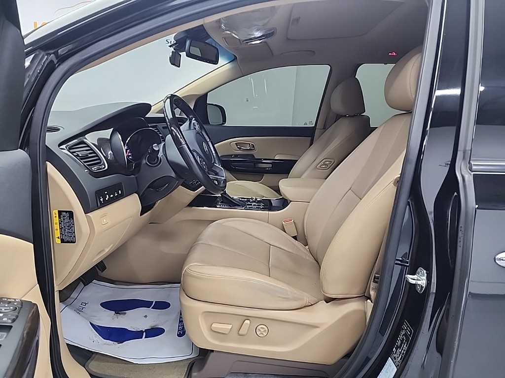 KIA Carnival - Vista 11
