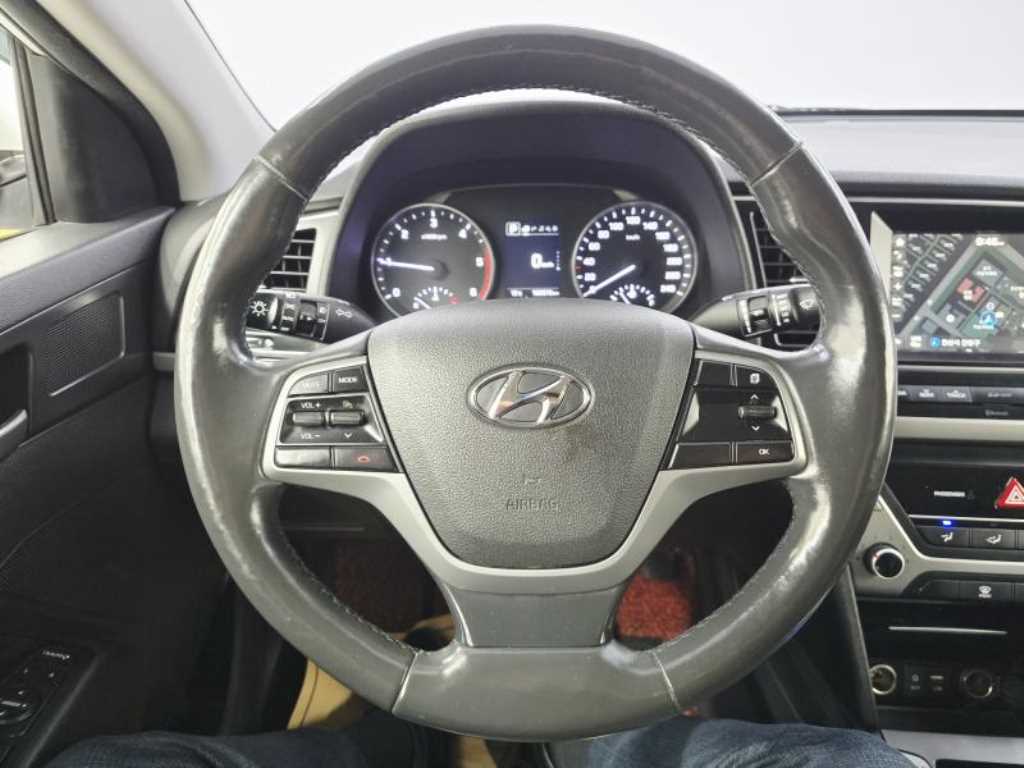 HYUNDAI Avante - Vista 12